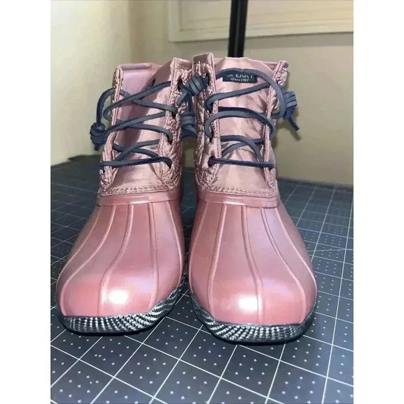 Sperry Girls Size 4M Saltwater Metallic Rose Pink Quilted Rain Duck Boots. New - Picture 2 of 5